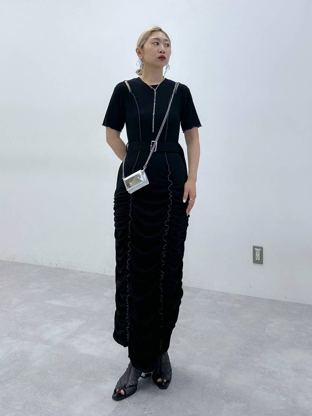 「体型カバー、着痩せ・細見え、モード、結婚式2次会、休日コーデ、デート/ロマンティック、秋コーデ、女子会、個性派、モテ、きれいめ、カラーコーデ_HARE、HARE、ワンピース」｜「HAREのメタルヒールメッシュブーサン(HARE)（サンダル、ブラック系）」を使った、hare_usamiさん（骨格ウェーブ・レディース・158cm）の春コーディネートの8枚目の写真