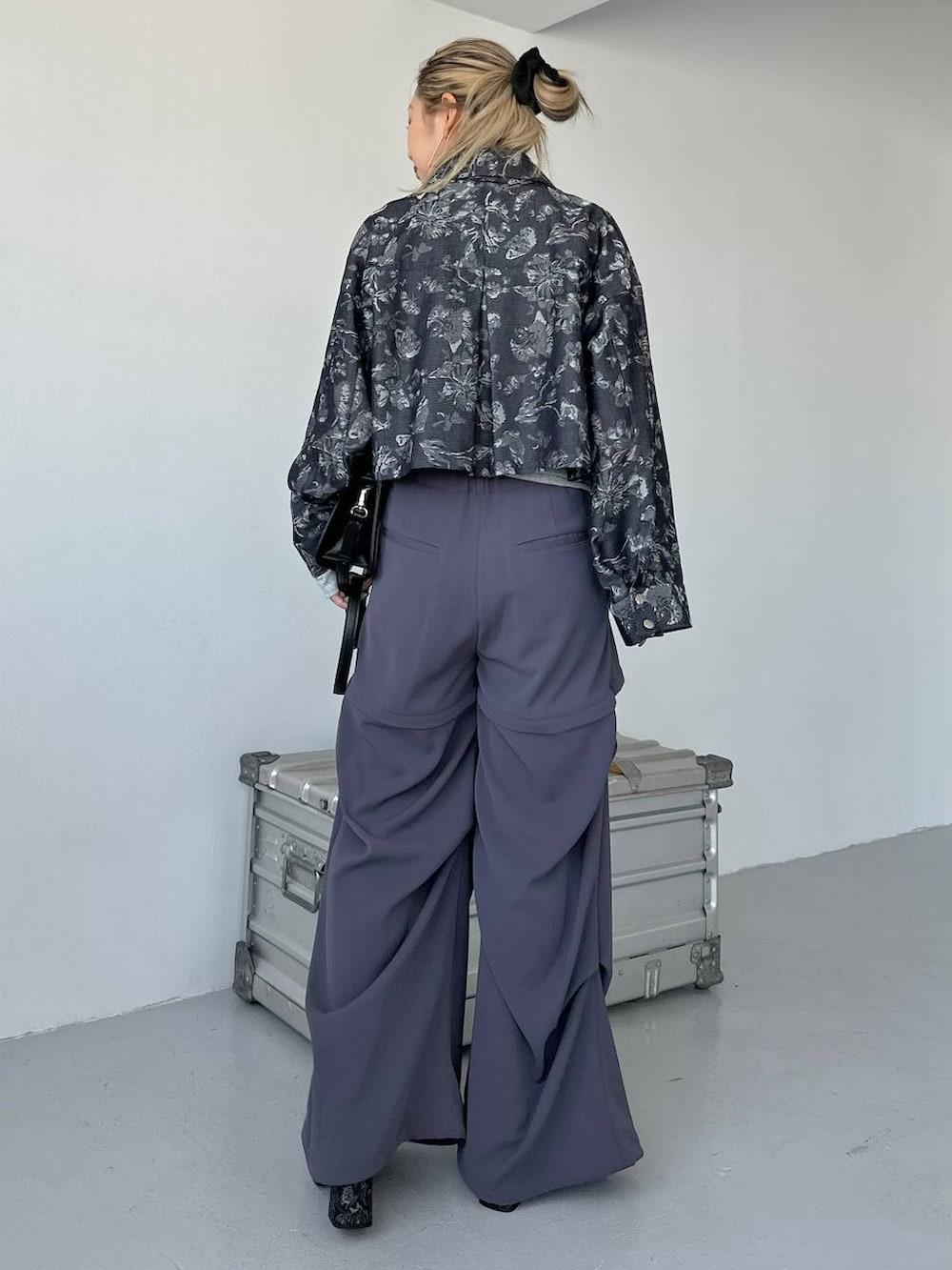 パープル系のカーゴパンツ、グレー系のTシャツ/カットソー、グレー系のブーツを着用したレディースの夏コーディネートの2枚目の写真