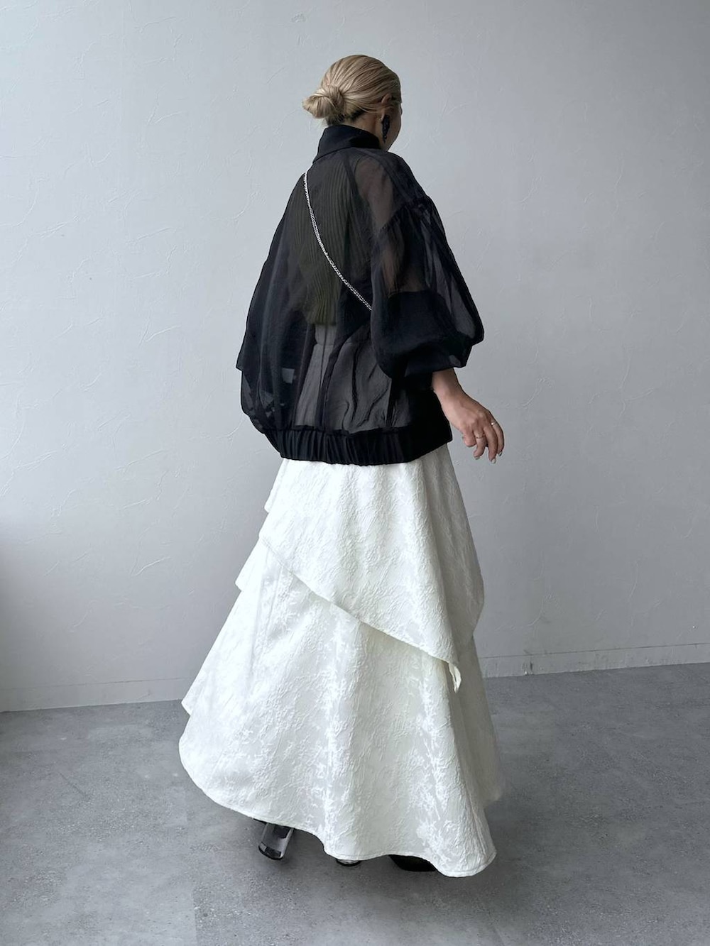 ブラック系のサンダル、イエロー系のタンクトップ、シルバー系のショルダーバッグを着用したレディースの夏コーディネートの2枚目の写真