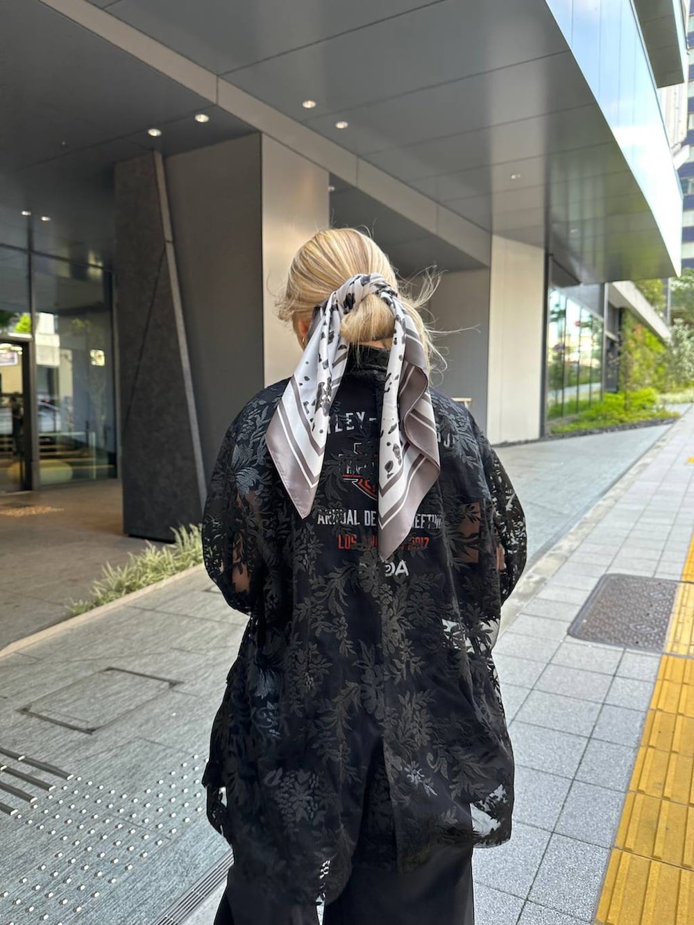 「きれいめ、着痩せ・細見え、モード、結婚式2次会、休日コーデ、デート/ロマンティック、夏コーデ、女子会、個性派、モテ、カラーコーデ_HARE、HARE、ワイドパンツ、ジャケット」｜「HAREのラメメッシュスニーカーサンダル(HARE)（サンダル、ブラック系）」を使った、hare_usamiさん（レディース・158cm）の夏コーディネートの6枚目の写真