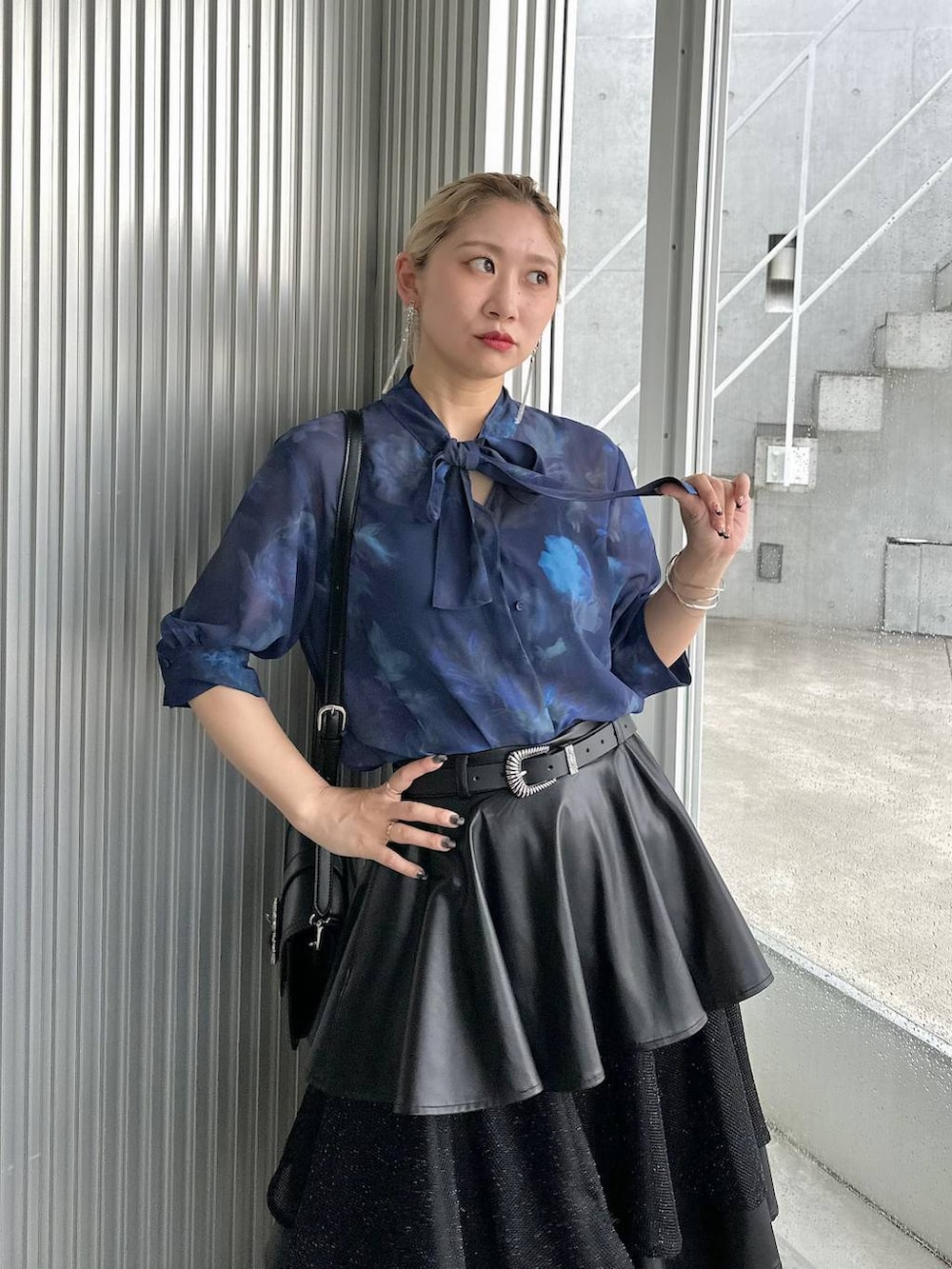 「きれいめ、着痩せ・細見え、モード、結婚式2次会、休日コーデ、デート/ロマンティック、夏コーデ、女子会、個性派、モテ、カラーコーデ_HARE、HARE、ブラウス、ロングスカート」｜「HAREのメタルボリュームヒールスポーツチャンキーサンダル(HARE)（サンダル、グレー系）」を使った、hare_usamiさん（レディース・158cm）の夏コーディネートの5枚目の写真