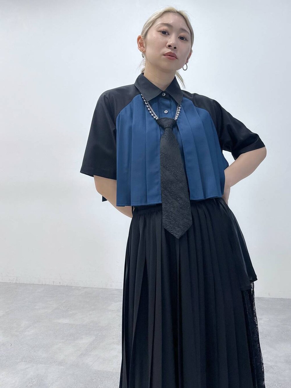 「カラーコーデ_HARE、HARE、ロングスカート、シャツ、体型カバー、着痩せ・細見え、モード、結婚式2次会、休日コーデ、デート/ロマンティック、秋コーデ、女子会、個性派、モテ、きれいめ」｜「HAREのメタルヒールメッシュブーサン(HARE)（サンダル、ブラック系）」を使った、hare_usamiさん（骨格ウェーブ・レディース・158cm）の春コーディネートの9枚目の写真