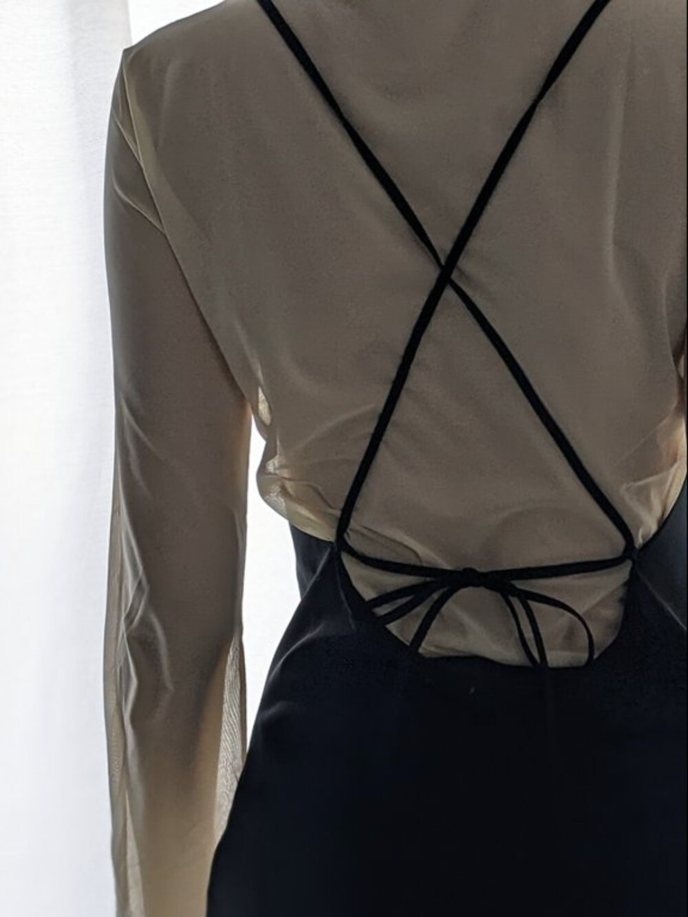 ブラック系のワンピース、ホワイト系のTシャツ/カットソーを着用したレディースの春コーディネートの2枚目の写真