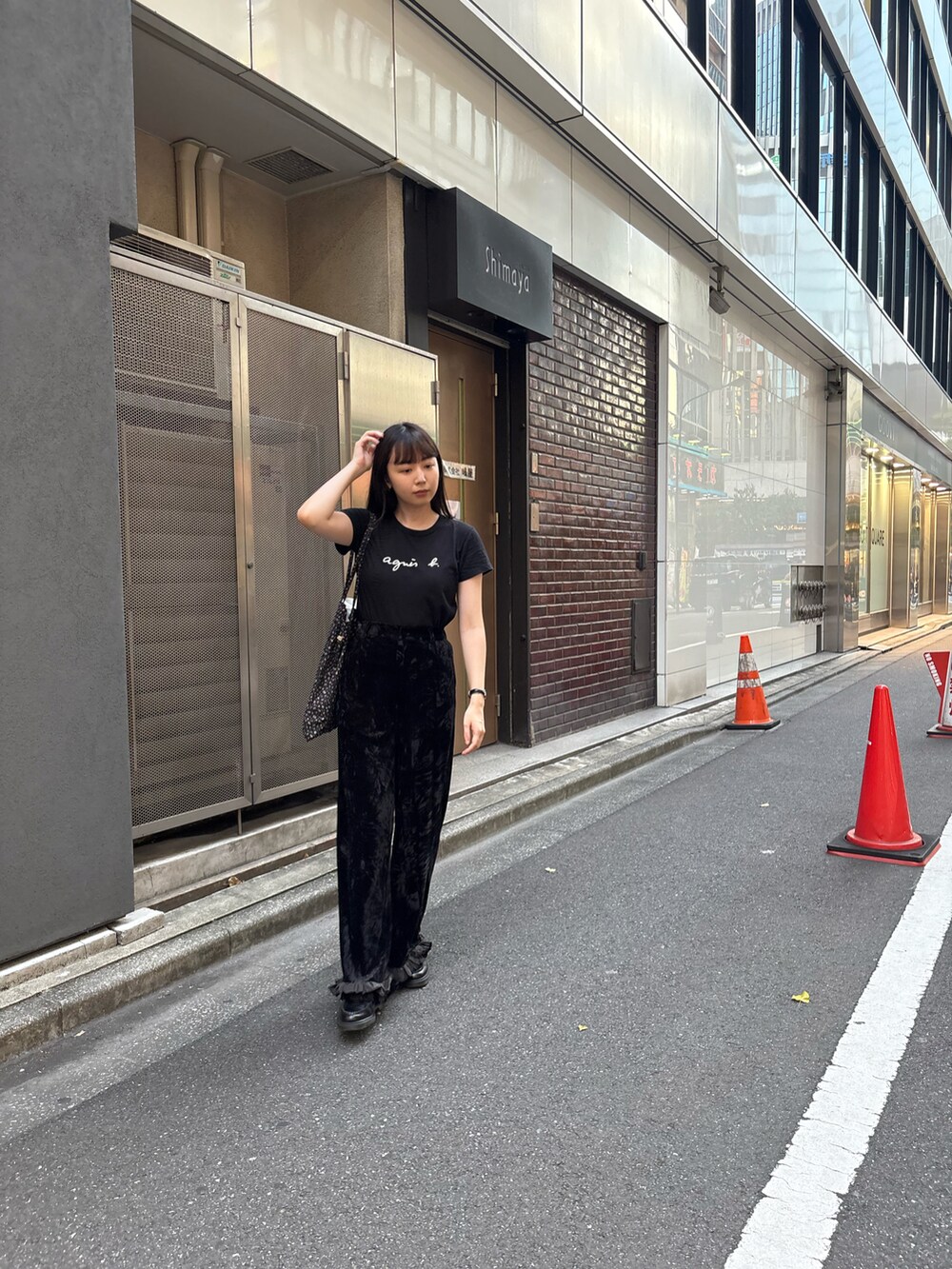 ブラック系のTシャツ/カットソー、ブラック系のローファー、ブラック系のパンツを着用したレディースの秋コーディネートの3枚目の写真