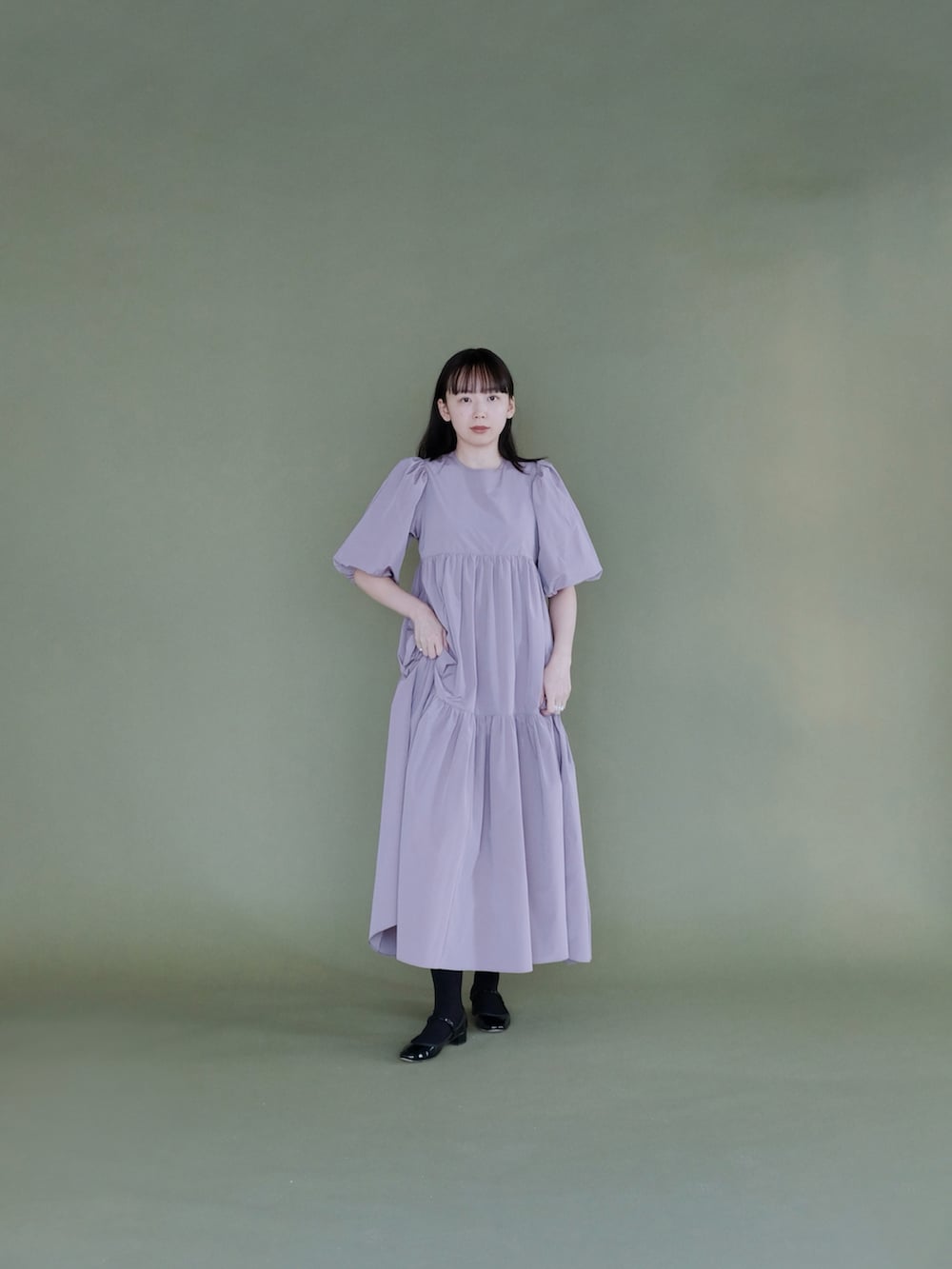 パープル系のワンピース/ドレス、ブラック系のバレエシューズを着用したレディースの冬コーディネートの2枚目の写真