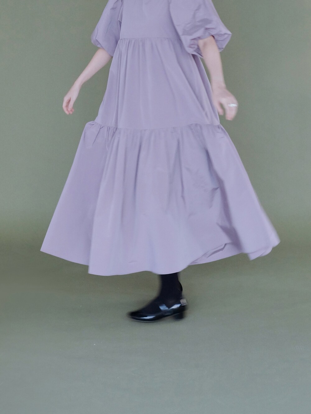 パープル系のワンピース/ドレス、ブラック系のバレエシューズを着用したレディースの冬コーディネートの4枚目の写真