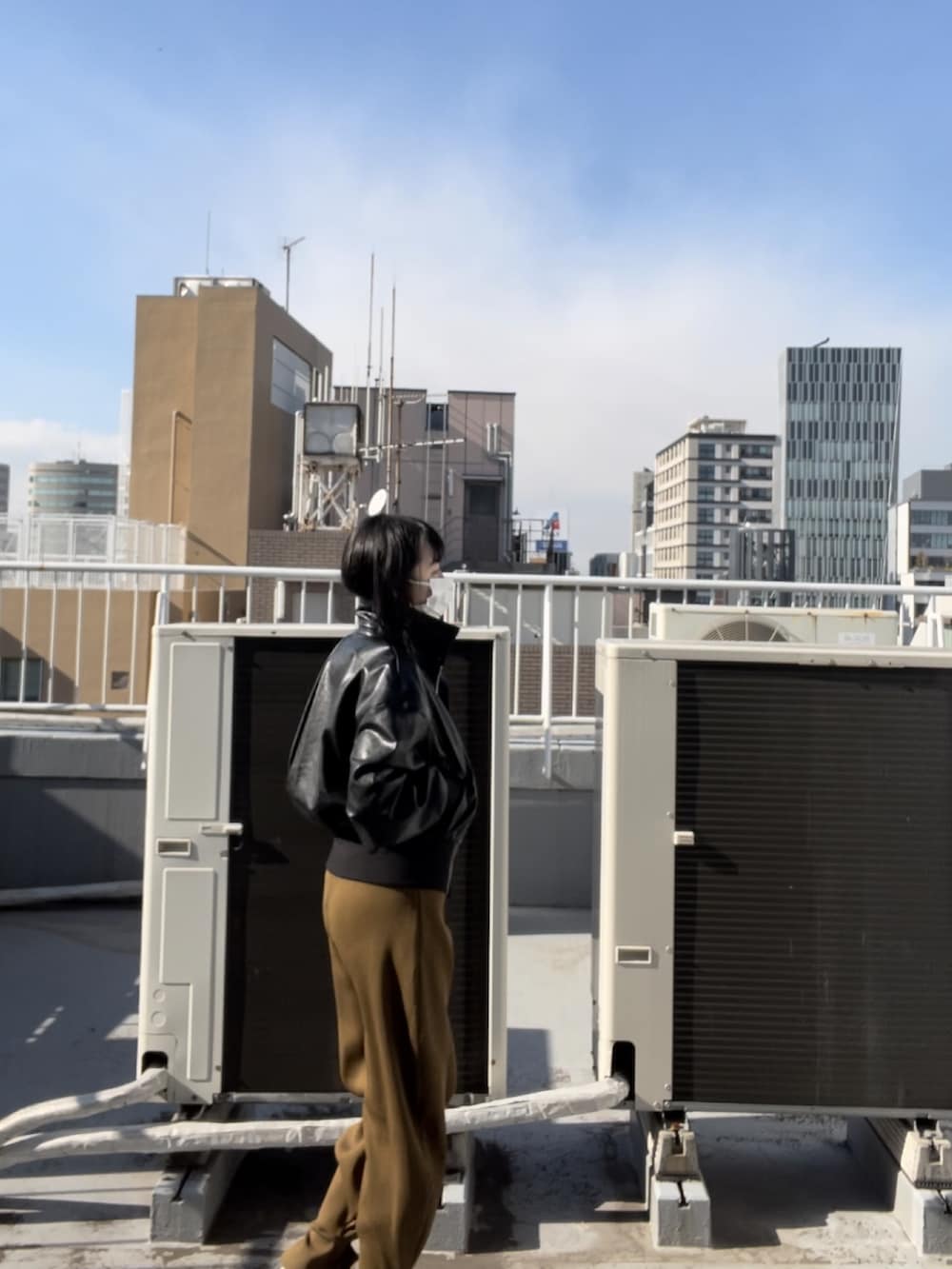 ブラック系のジャケット/アウター、ブラウン系のニット/セーター、ブラウン系のパンツを着用したレディースの冬コーディネートの2枚目の写真