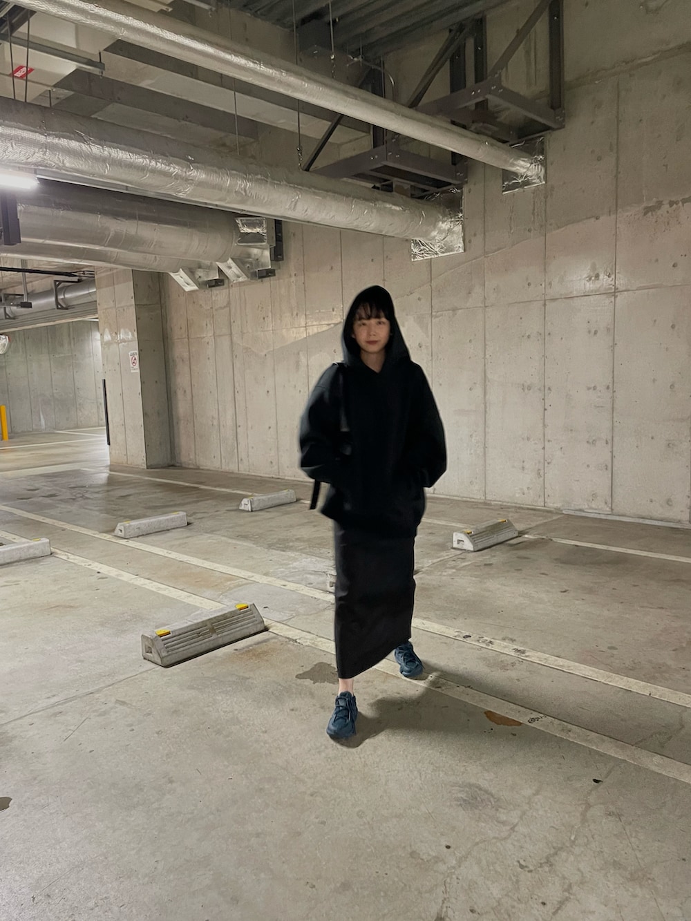 「勝田里奈、秋服、大人カジュアル、秋コーデ、シンプルコーデ、シンプル、ootd、outfit、fashion、ラクチンコーデ、ラフ、フーディー、ブラック、スニーカー、カジュアル」｜「Hartのアイテム（パーカー、ブラック系）」を使った、勝田里奈さん（レディース・161cm）の秋コーディネートの3枚目の写真