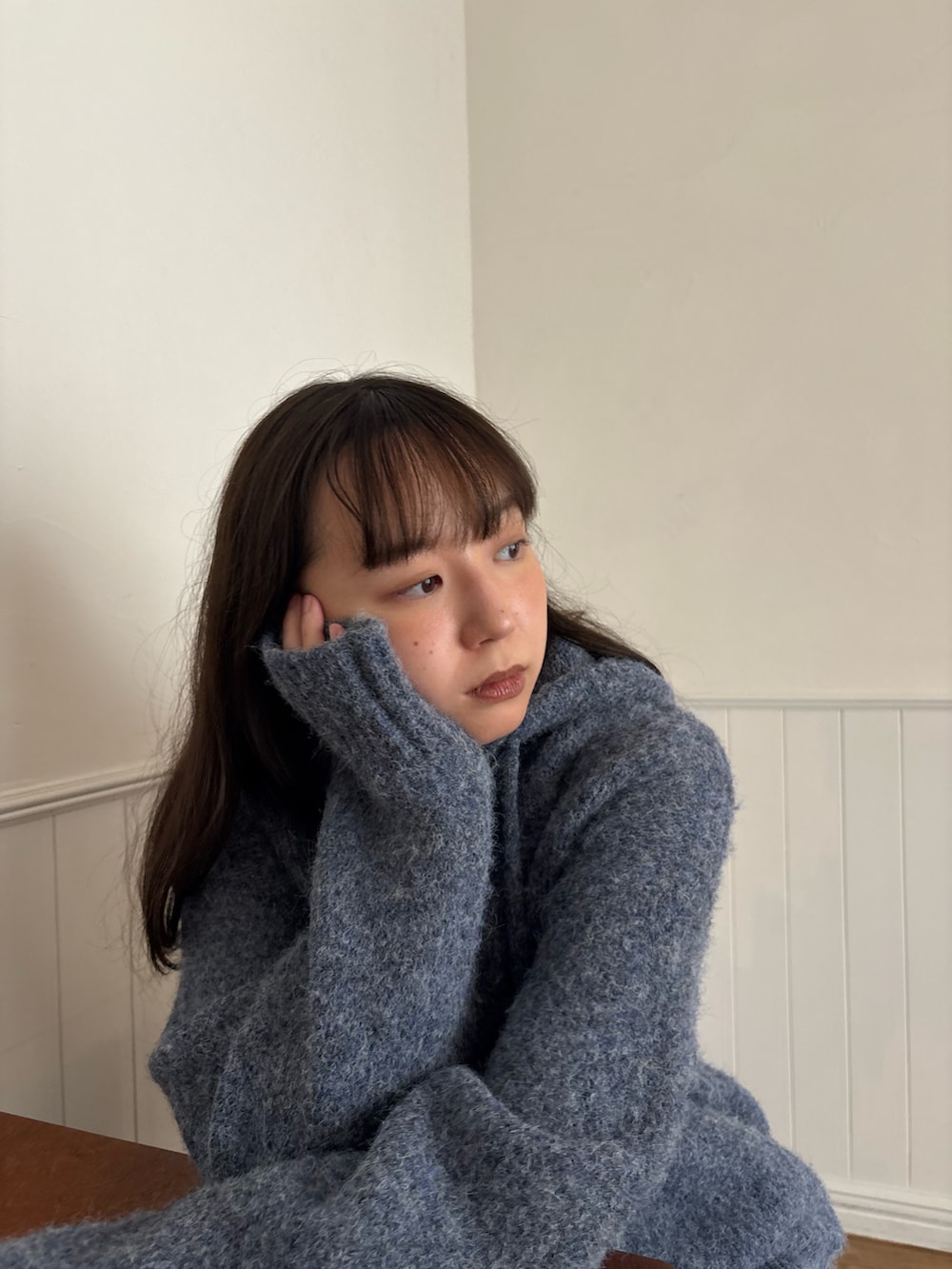 ブルー系のニット/セーターを着用したレディースの秋コーディネートの2枚目の写真