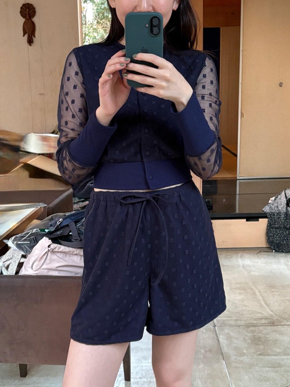 ブルー系のパンツ、ホワイト系のサンダルを着用したレディースの春コーディネートの2枚目の写真