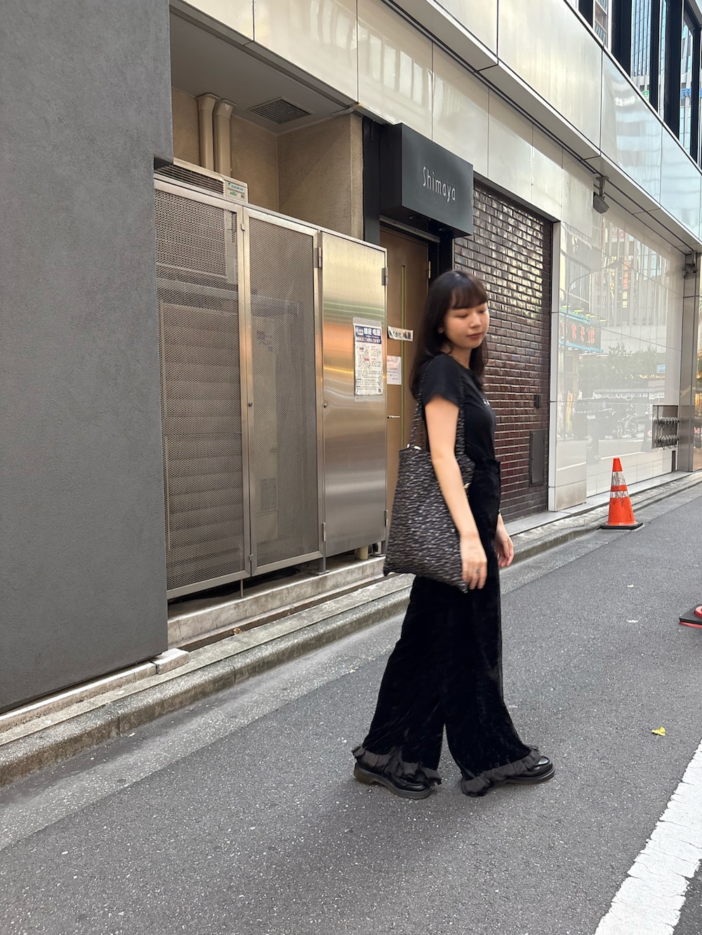 ブラック系のTシャツ/カットソー、ブラック系のローファー、ブラック系のパンツを着用したレディースの秋コーディネートの5枚目の写真