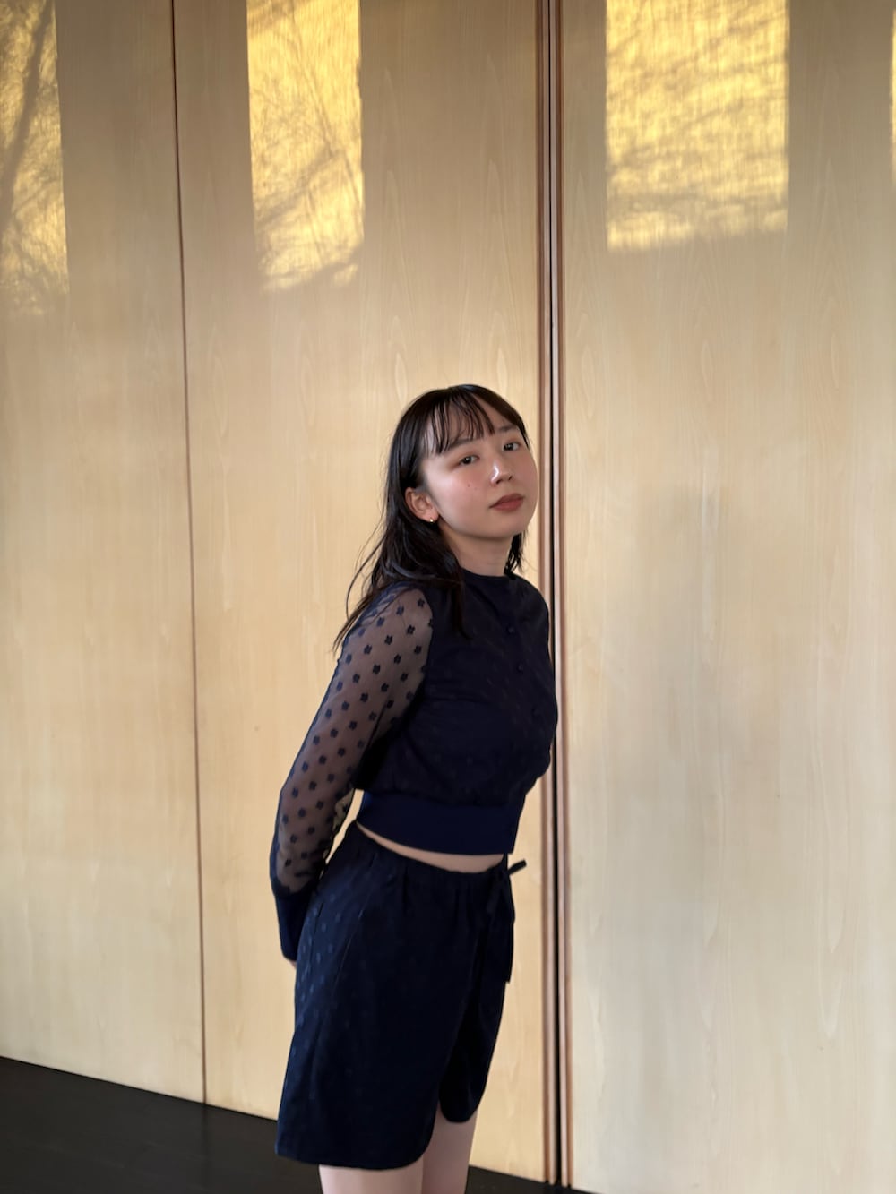 ブルー系のパンツ、ホワイト系のサンダルを着用したレディースの春コーディネートの3枚目の写真