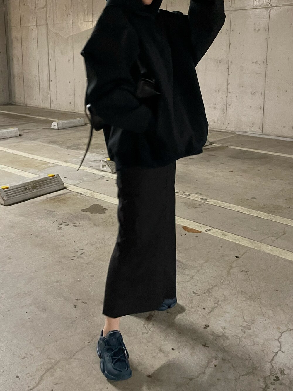 「勝田里奈、秋服、大人カジュアル、秋コーデ、シンプルコーデ、シンプル、ootd、outfit、fashion、ラクチンコーデ、ラフ、フーディー、ブラック、スニーカー、カジュアル」｜「Hartのアイテム（パーカー、ブラック系）」を使った、勝田里奈さん（レディース・161cm）の秋コーディネートの2枚目の写真