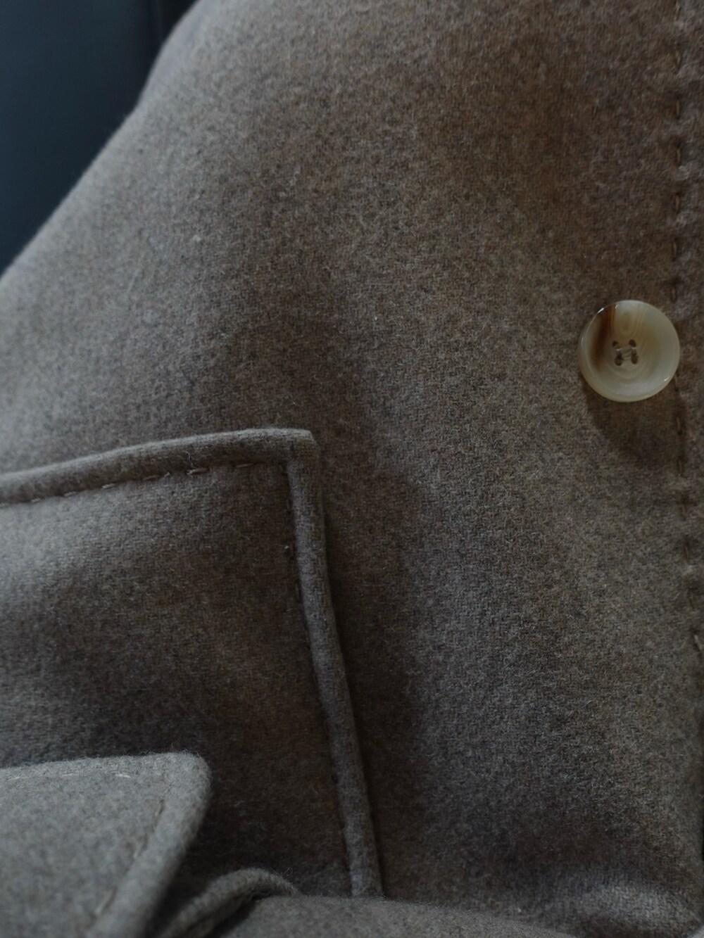 ベージュ系のジャケット/アウター、ブラック系のトップス、ブラック系のスカートを着用したレディースの冬コーディネートの3枚目の写真