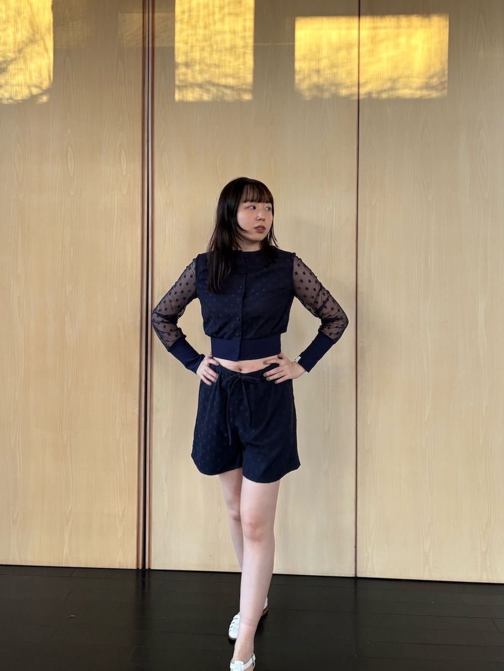ブルー系のパンツ、ホワイト系のサンダルを着用したレディースの春コーディネートの4枚目の写真
