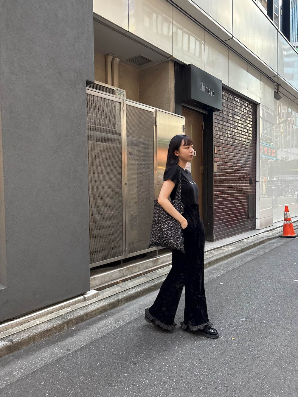 ブラック系のTシャツ/カットソー、ブラック系のローファー、ブラック系のパンツを着用したレディースの秋コーディネートの2枚目の写真