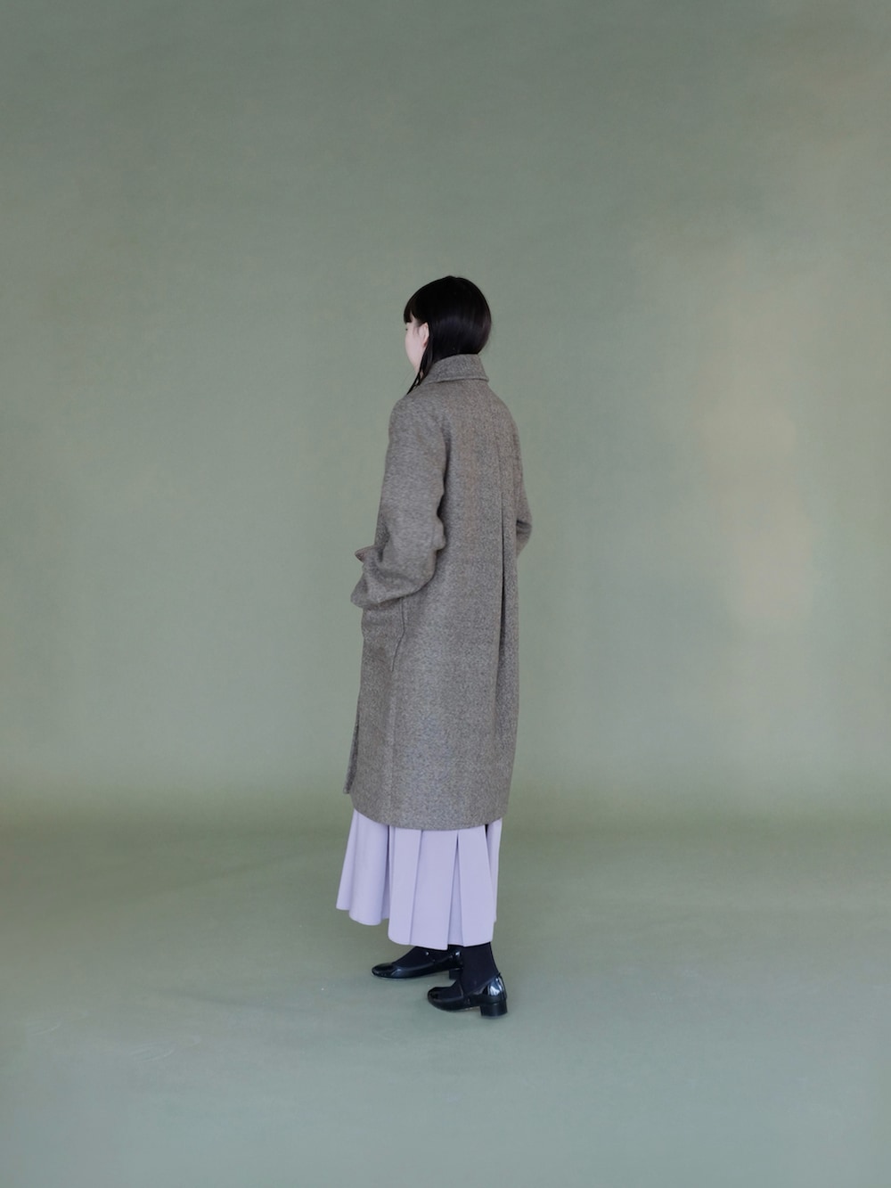 パープル系のワンピース/ドレス、ブラック系のバレエシューズを着用したレディースの冬コーディネートの5枚目の写真