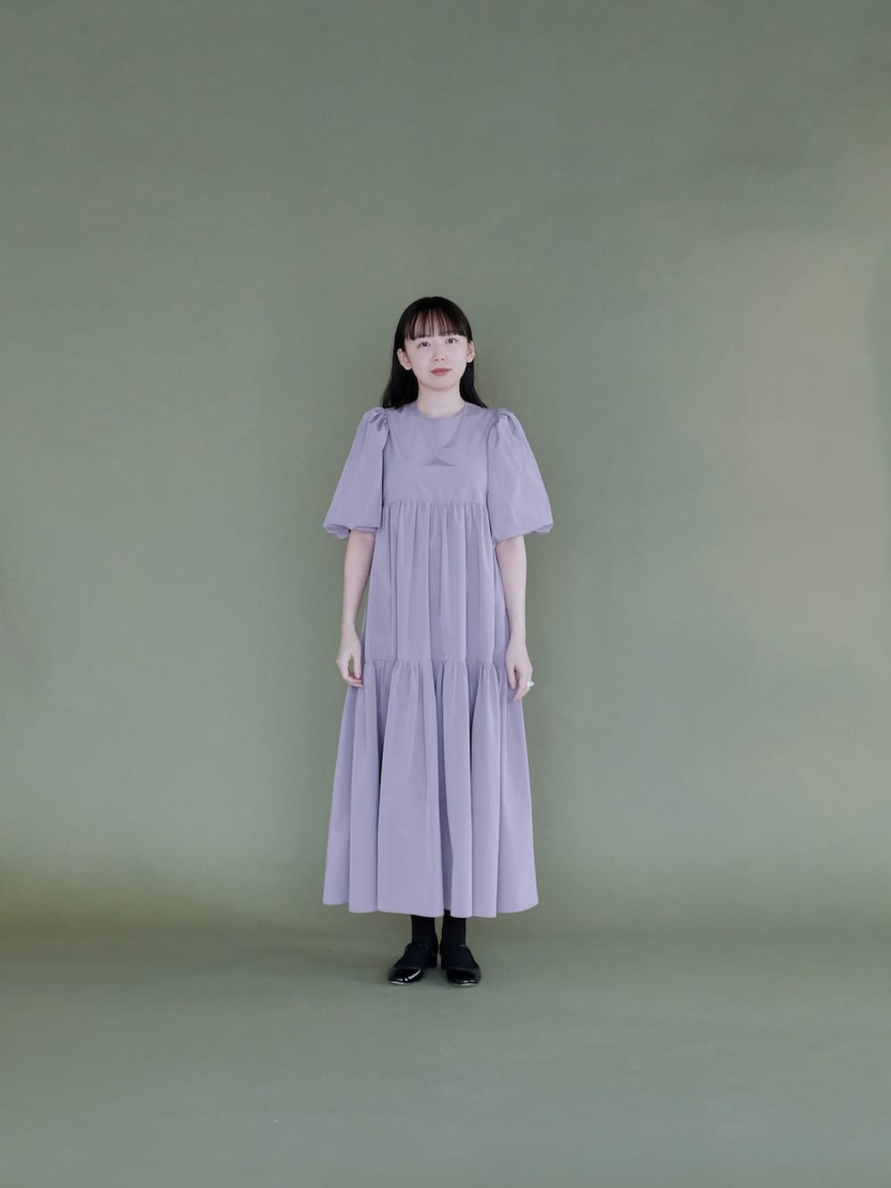 パープル系のワンピース/ドレス、ブラック系のバレエシューズを着用したレディースの冬コーディネートの3枚目の写真