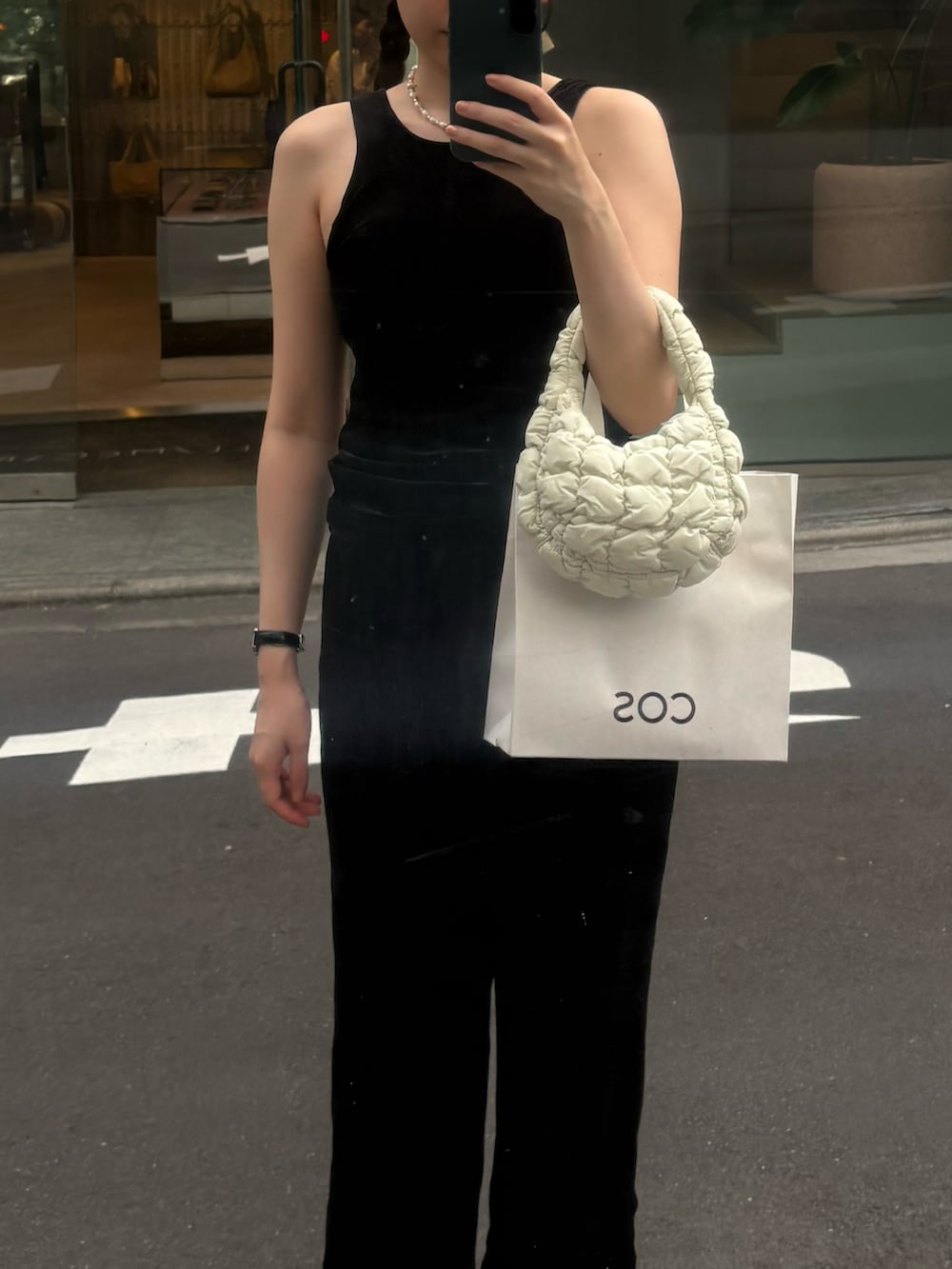 「勝田里奈、ootd、outfit、fashion、シンプルコーデ、シンプル、ブラック、タンクトップ、パンツスタイル、オールブラック、夏コーデ、夏、ワントーンコーデ、モノトーン、モノトーンコーデ」｜「Ray BEAMSのRBS / ベロア カップ付きタンクトップ（タンクトップ、ブラック系）」を使った、勝田里奈さん（レディース・161cm）の夏コーディネートの2枚目の写真