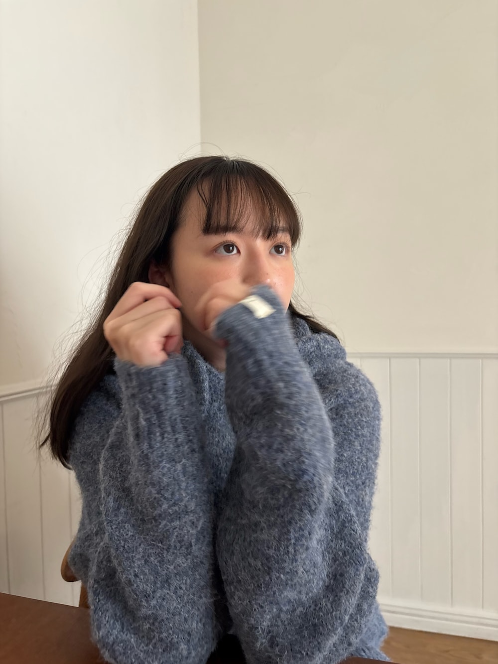 ブルー系のニット/セーターを着用したレディースの秋コーディネートの3枚目の写真