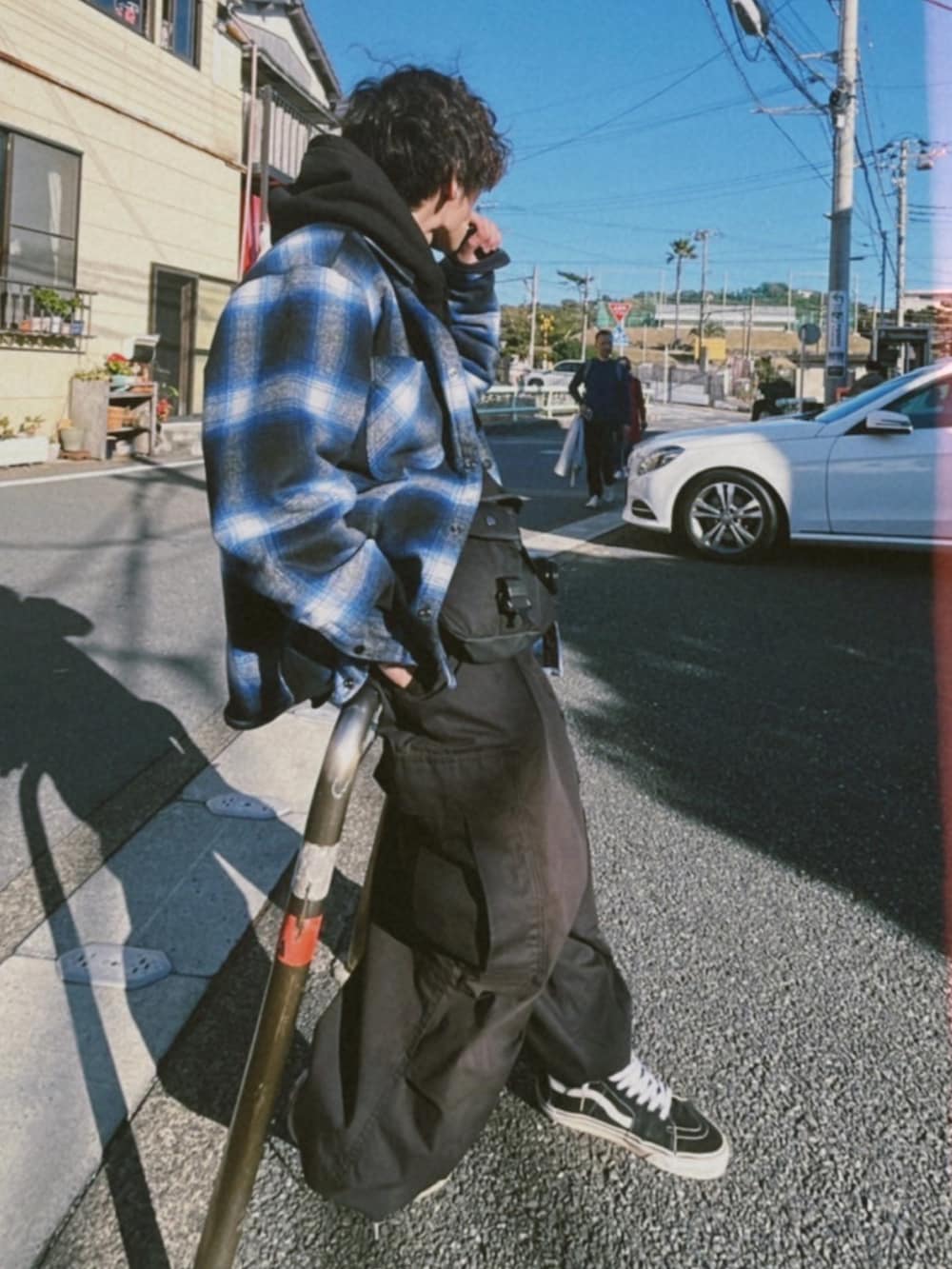 ブラック系のショルダーバッグ、ブラック系のカーゴパンツ、ブラック系のブルゾンを着用したメンズの冬コーディネートの2枚目の写真