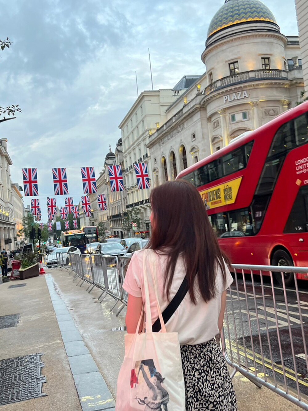 ベージュ系のTシャツ/カットソー、ブラック系のバッグ、その他のスカートを着用したレディースの秋コーディネートの2枚目の写真