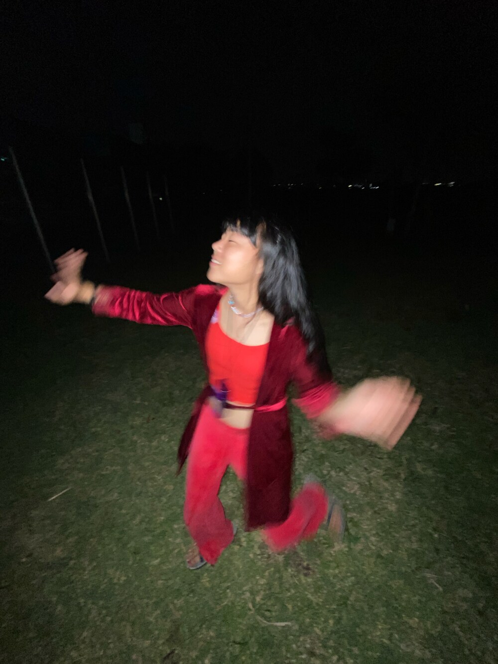 グレー系のサンダル、パープル系のその他小物を着用したレディースの冬コーディネートの2枚目の写真