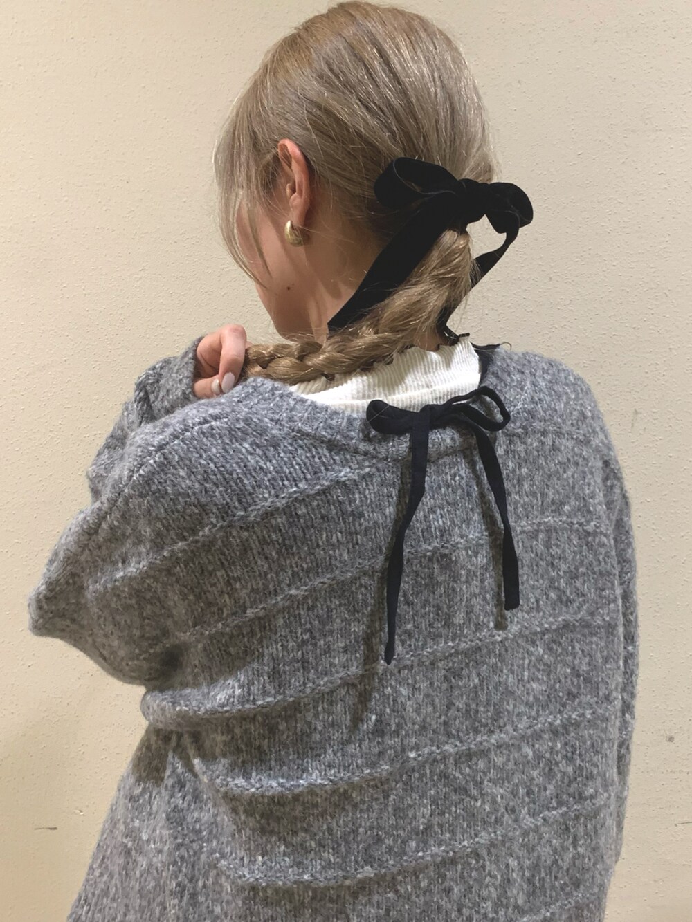 ホワイト系のワンピース、グレー系のカーディガン/ボレロを着用したレディースの冬コーディネートの3枚目の写真