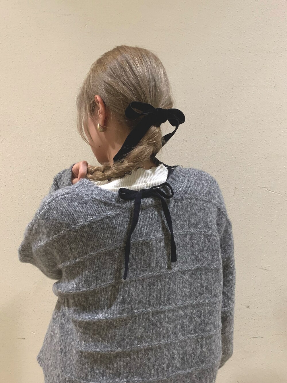 ホワイト系のワンピース、グレー系のカーディガン/ボレロを着用したレディースの冬コーディネートの4枚目の写真