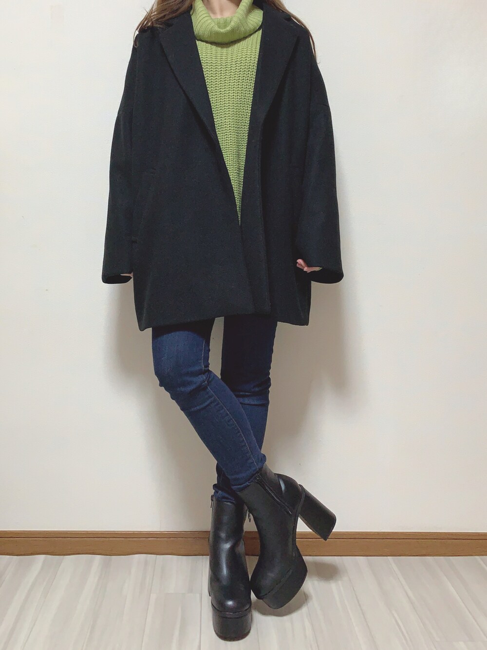 グリーン系のトップス、ブルー系のパンツ、ブラック系のシューズを着用したレディースの冬コーディネートの2枚目の写真