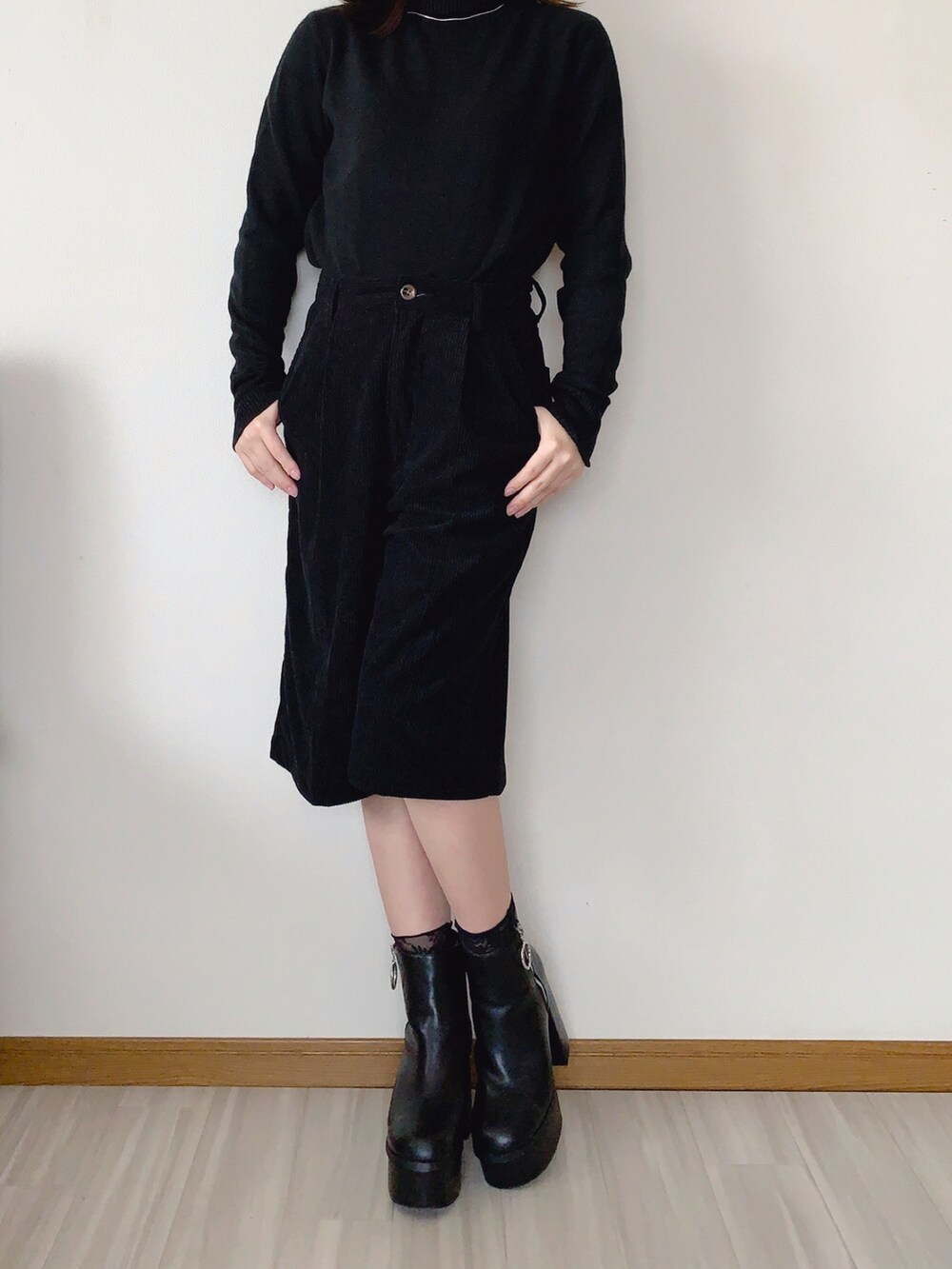 ブラック系のニット/セーター、ベージュ系のジャケット/アウター、ブラック系のシューズを着用したレディースの冬コーディネートの2枚目の写真