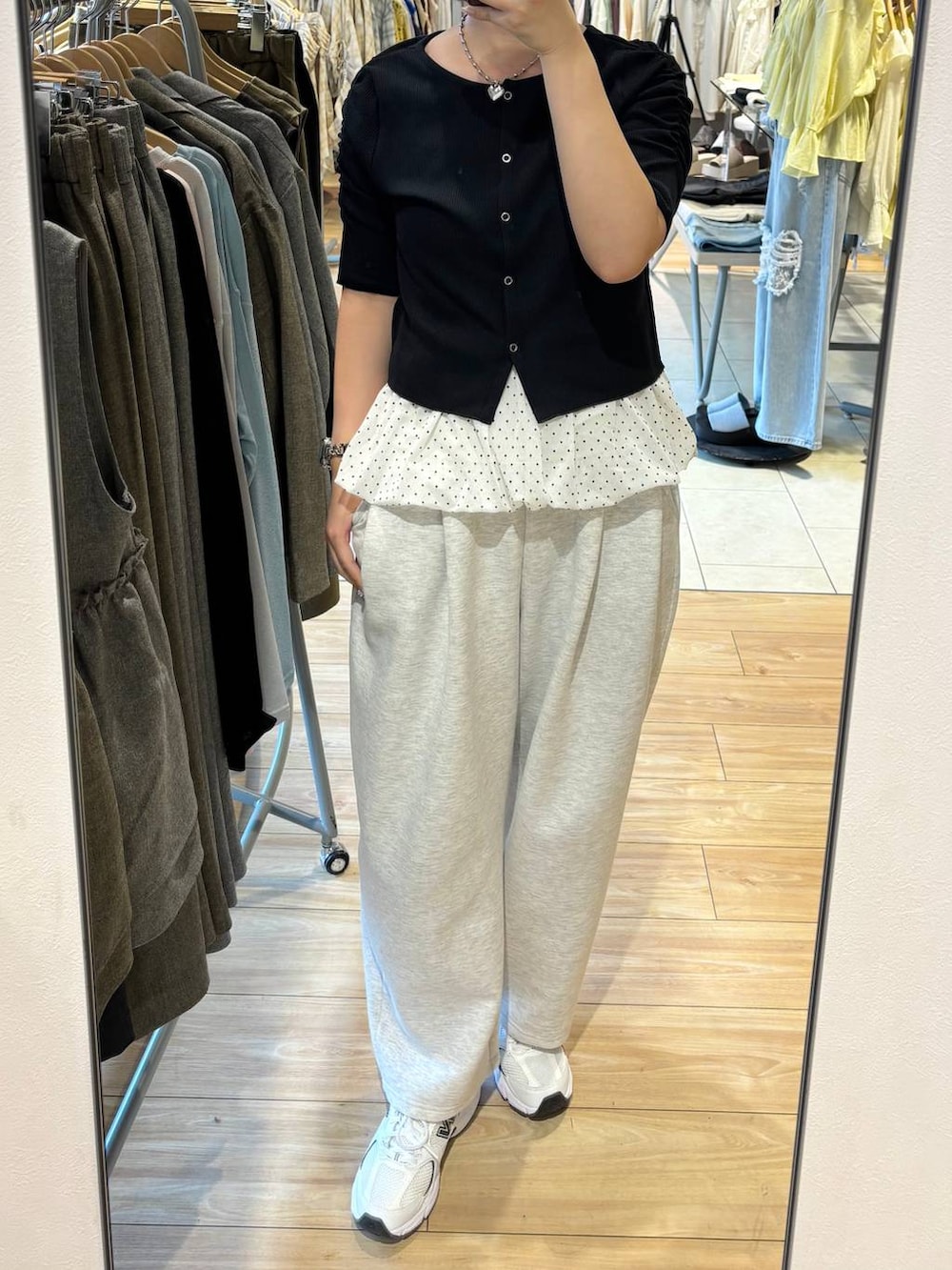 グレー系のスウェットパンツ、ブラック系のTシャツ/カットソー、ホワイト系のキャミソールを着用したレディースの春コーディネートの3枚目の写真