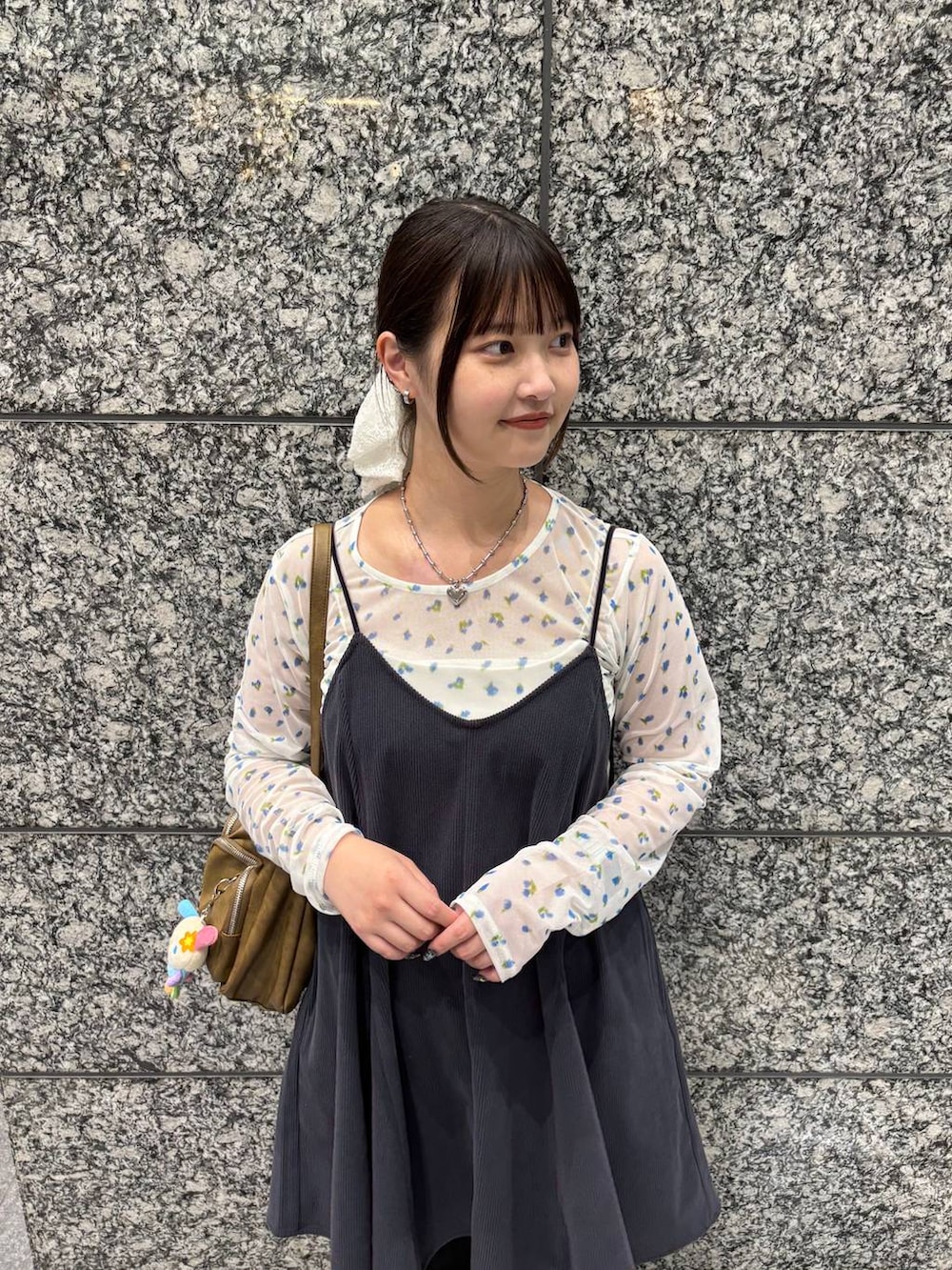 グレー系のスカート、ホワイト系のTシャツ/カットソー、ブラック系のその他パンツを着用したレディースの秋コーディネートの2枚目の写真
