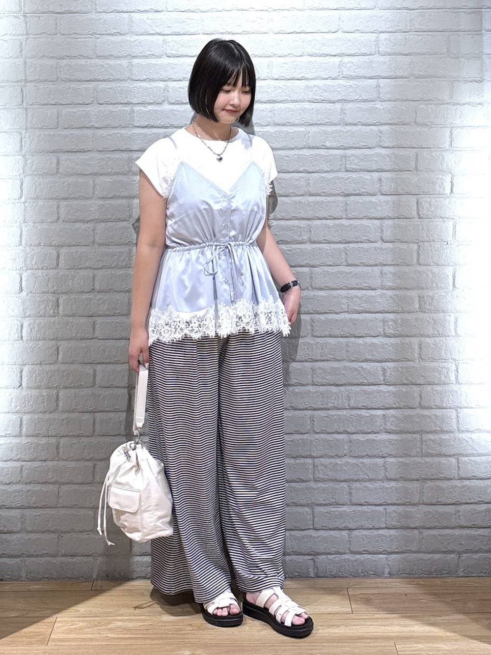 ホワイト系のTシャツ/カットソー、ブルー系のキャミソール、ホワイト系のその他パンツを着用したレディースの夏コーディネートの2枚目の写真