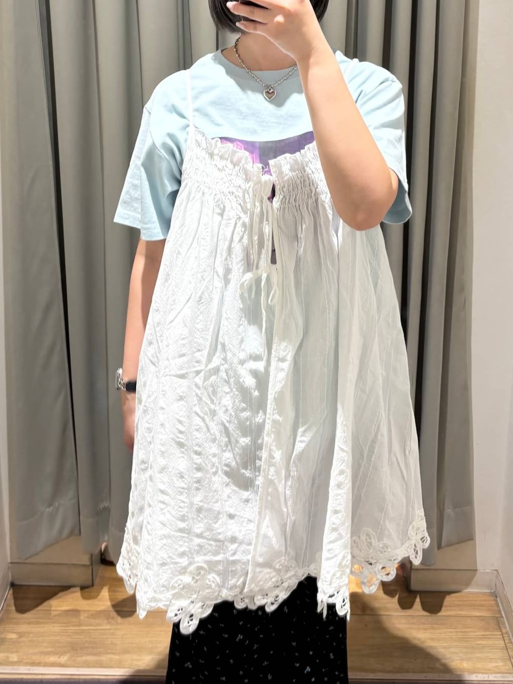 ブラック系のサンダル、ブラック系のその他パンツ、ホワイト系のワンピースを着用したレディースの春コーディネートの2枚目の写真