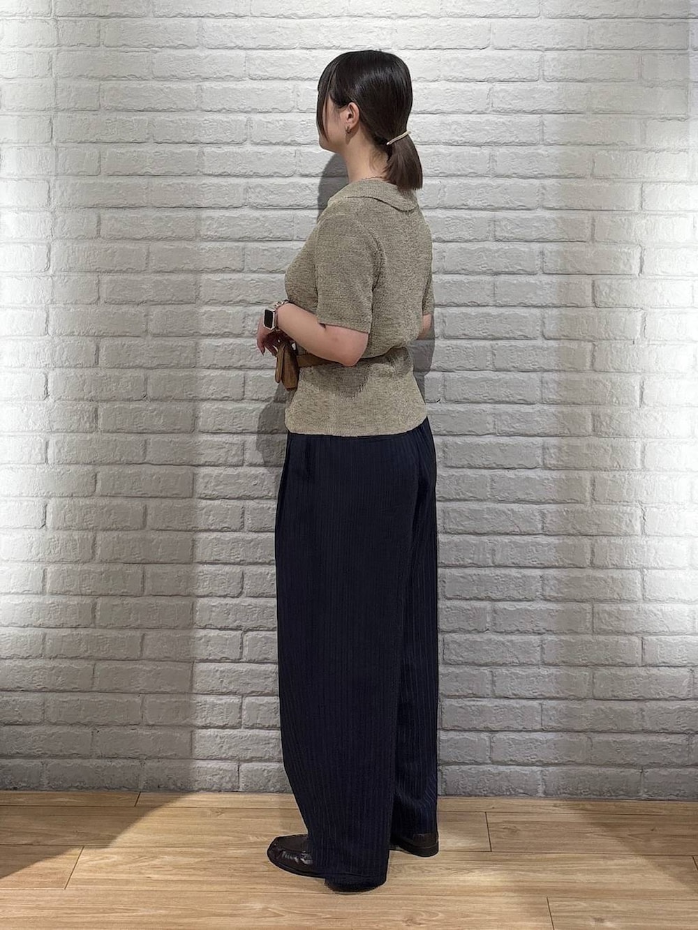 ブラウン系のその他パンツ、ブラック系のローファー、ベージュ系のTシャツ/カットソーを着用したレディースの春コーディネートの3枚目の写真