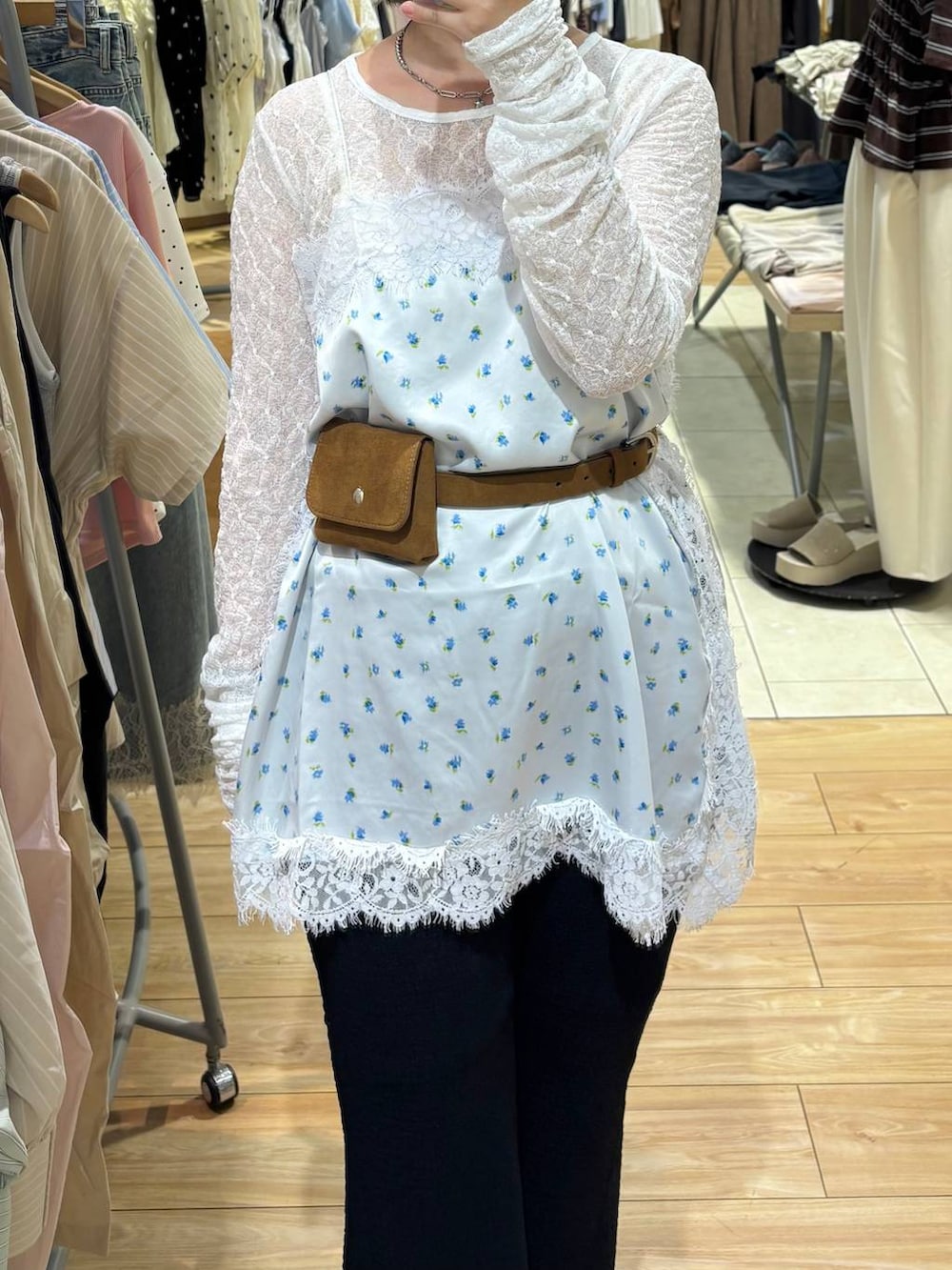ホワイト系のTシャツ/カットソー、その他のキャミソール、ブラック系のその他パンツを着用したレディースの夏コーディネートの2枚目の写真
