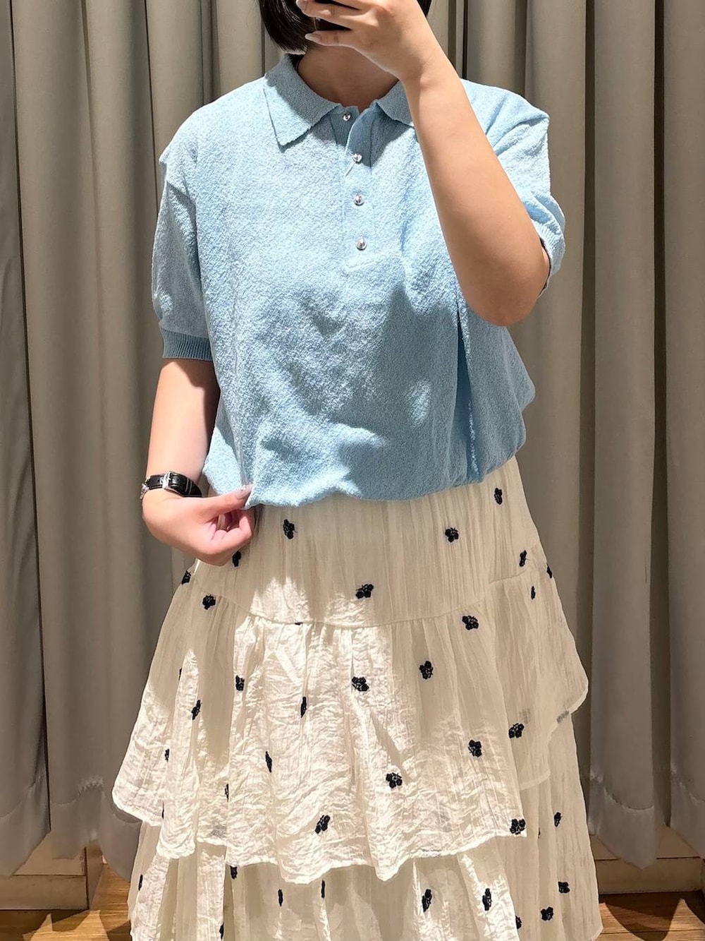 シルバー系のサンダル、ブルー系のTシャツ/カットソー、ホワイト系のスカートを着用したレディースの夏コーディネートの2枚目の写真
