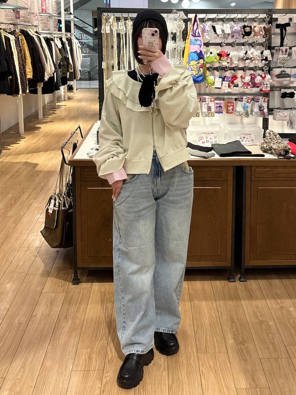 ブルー系のニット/セーター、ブルー系のデニムパンツ、ブラック系のローファーを着用したレディースの冬コーディネートの4枚目の写真