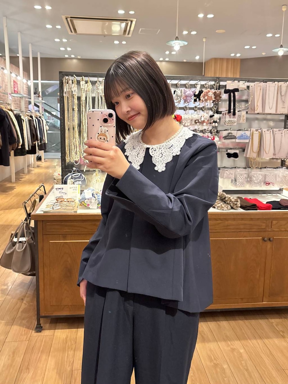 ブラック系のブーツ、ブルー系のスラックス、ブルー系のテーラードジャケットを着用したレディースの冬コーディネートの2枚目の写真