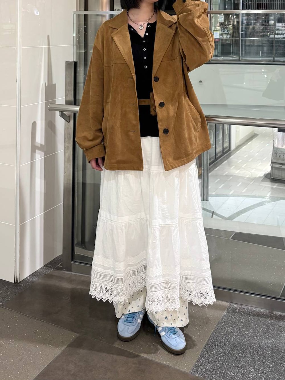 ブラウン系のテーラードジャケット、ホワイト系のその他パンツ、ホワイト系のスカートを着用したレディースの春コーディネートの3枚目の写真