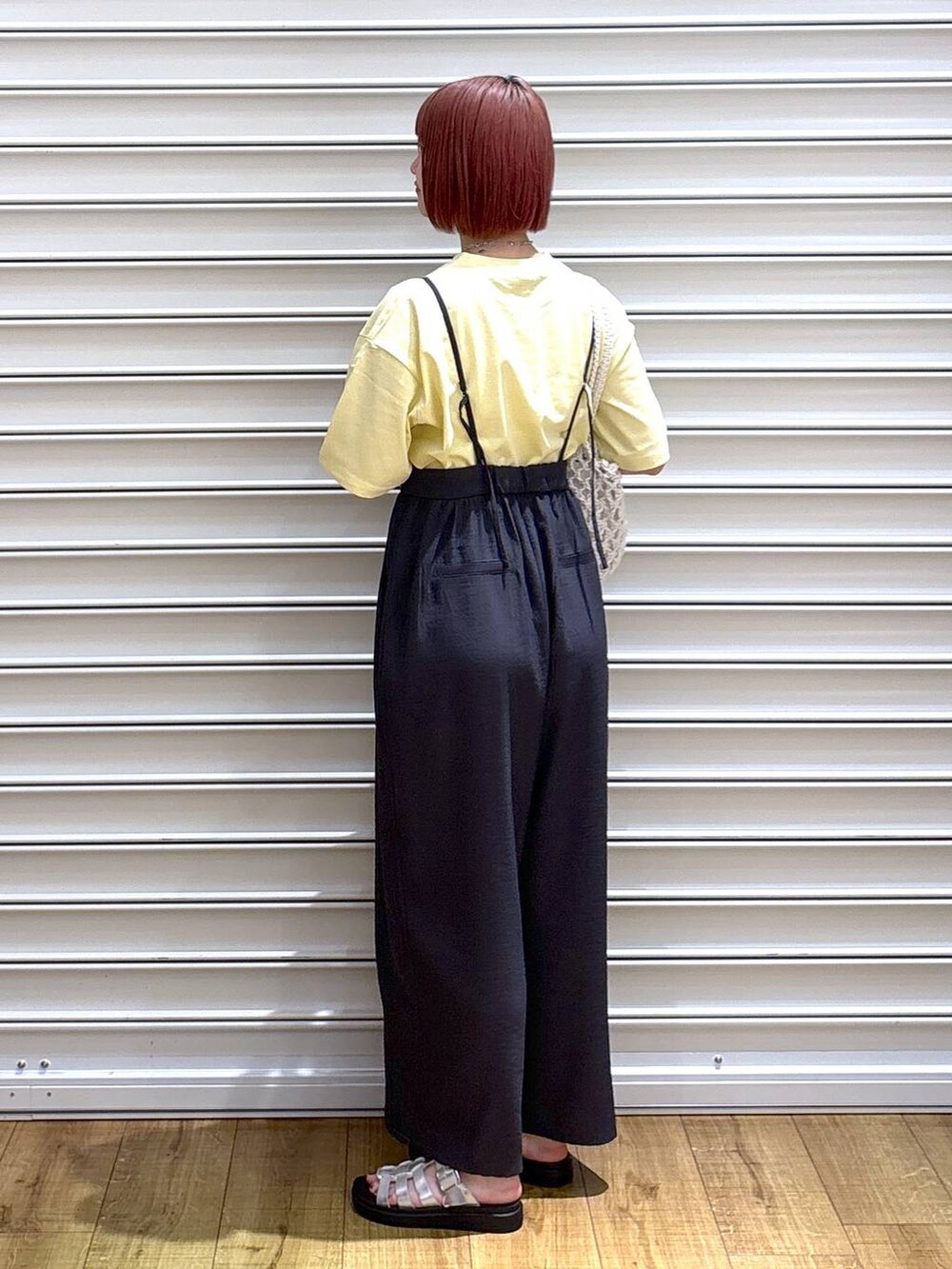 シルバー系のサンダル、ホワイト系のトートバッグ、グレー系のサロペット/オーバーオールを着用したレディースの春コーディネートの3枚目の写真