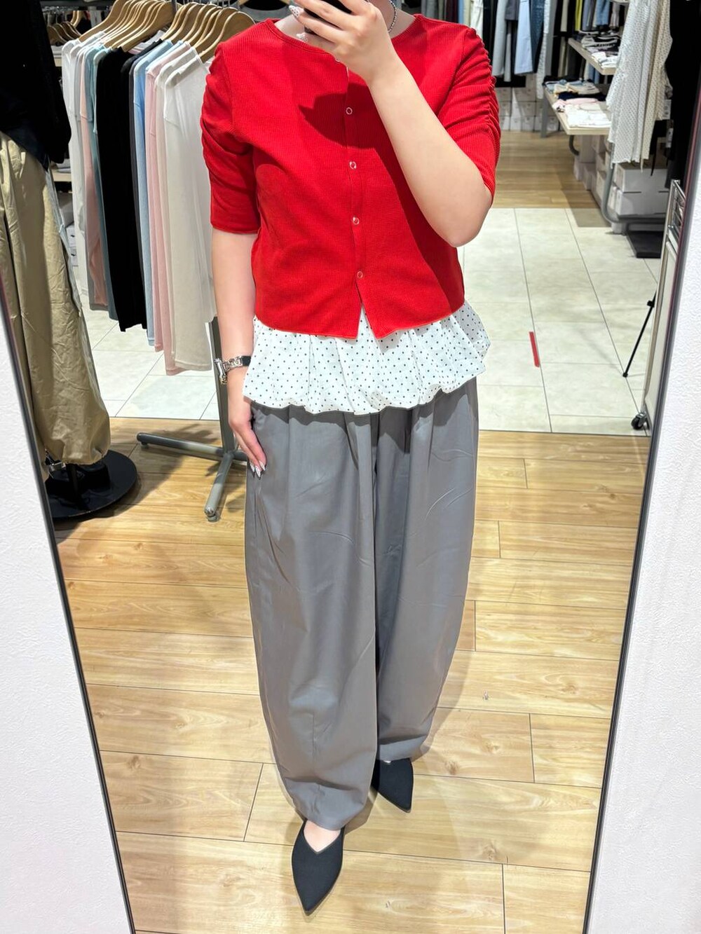 グレー系のその他パンツ、ブラック系のパンプス、レッド系のTシャツ/カットソーを着用したレディースの春コーディネートの3枚目の写真