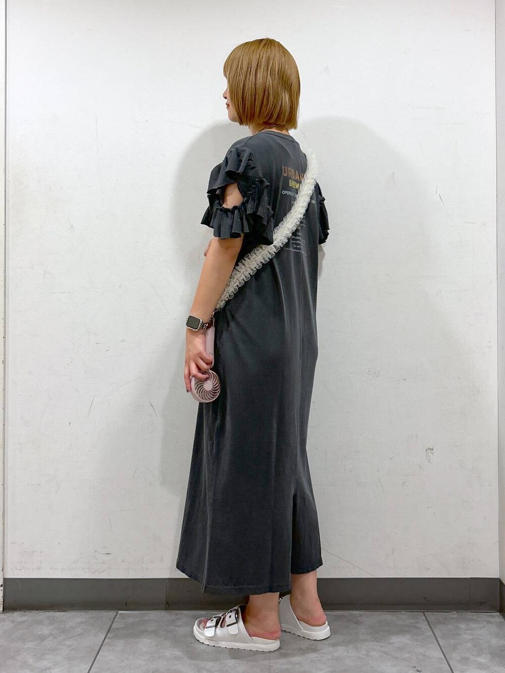 ホワイト系のサンダル、グレー系のワンピース、ピンク系のアウトドアグッズを着用したレディースの夏コーディネートの3枚目の写真