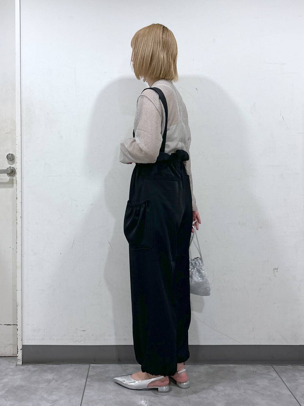 シルバー系のパンプス、ホワイト系のTシャツ/カットソー、ブラック系のワンピースを着用したレディースの夏コーディネートの3枚目の写真