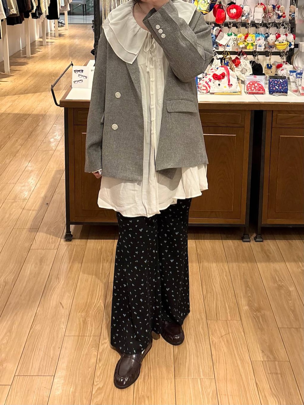 グレー系のテーラードジャケット、ブラウン系のローファー、ホワイト系のシャツ/ブラウスを着用したレディースの春コーディネートの3枚目の写真