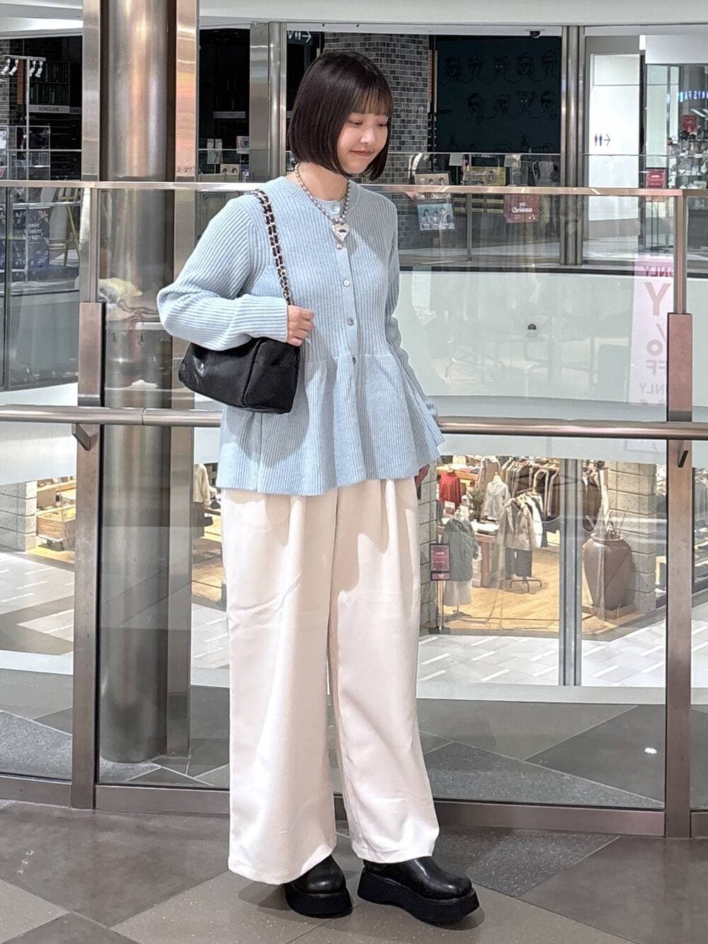 ブラック系のブーツ、グレー系のその他パンツ、ブルー系のカーディガン/ボレロを着用したレディースの冬コーディネートの2枚目の写真