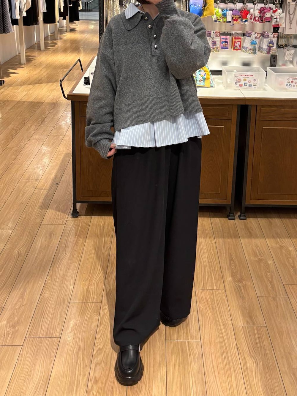 ブラック系のその他パンツ、ブラック系のローファー、ブルー系のシャツ/ブラウスを着用したレディースの冬コーディネートの3枚目の写真