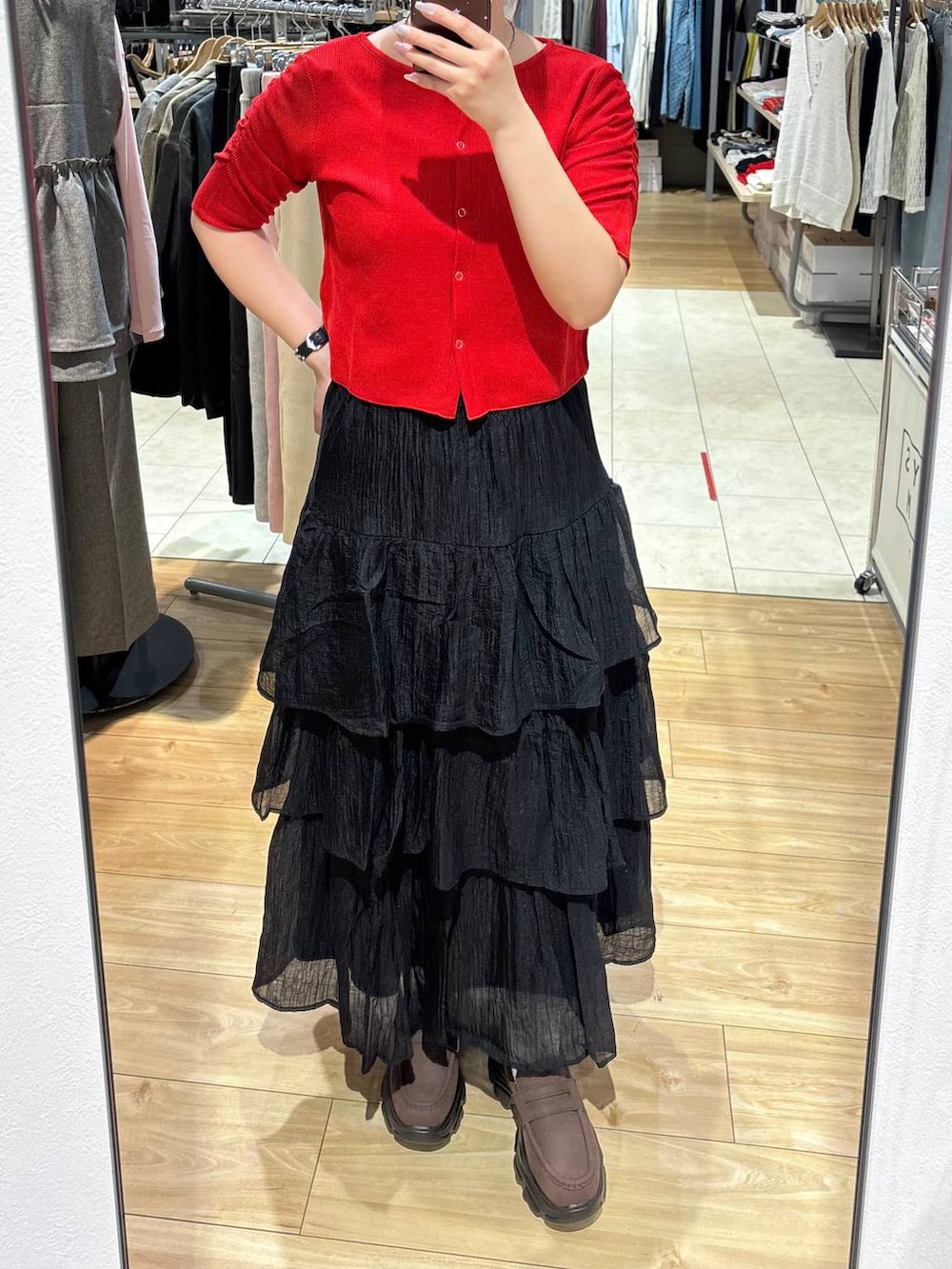 ブラウン系のローファー、レッド系のTシャツ/カットソー、ブラック系のスカートを着用したレディースの春コーディネートの4枚目の写真
