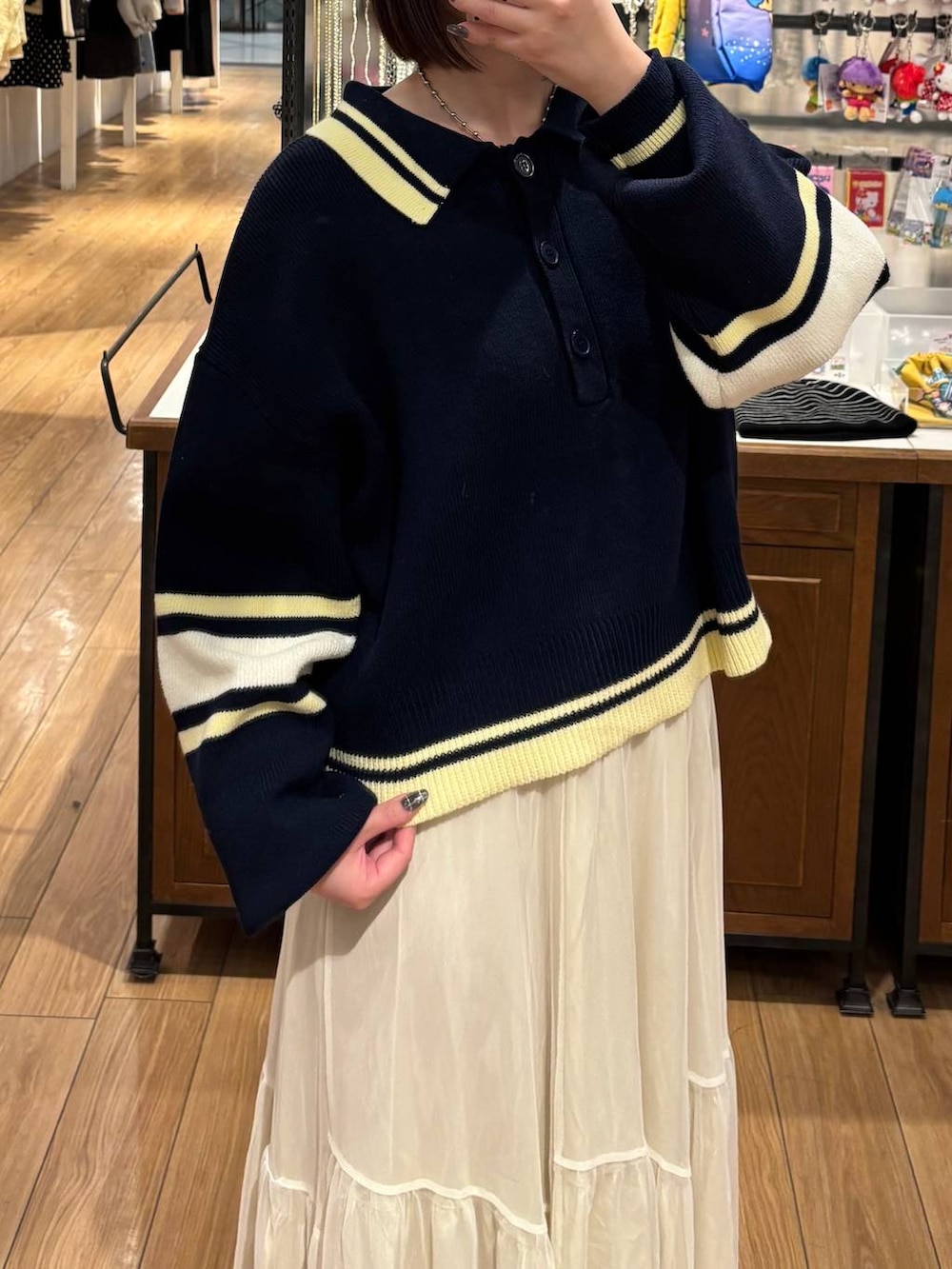 ブラック系のサンダル、ホワイト系のスカート、ブルー系のニット/セーターを着用したレディースの冬コーディネートの2枚目の写真